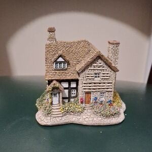 Lilliput Lane "Pear Tree House"  Hand Made In United Kingdom